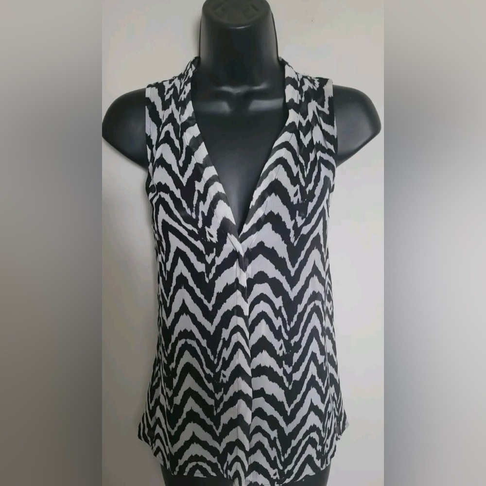 Sleeveless Banana Republic Black and White Blouse, Size Medium Petite